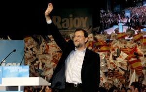 Los discursos pudieron seguirse a través de tres pantallas de grandes dimensiones, una de ellas situada tras los oradores, en las que, entre cada intervención, lucía el lema "Rajoy presidente", bajo el que se ha organizado este 1º acto de precampaña.