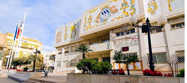 Hace un llamamiento "al trabajo en equipo" con la esperanza de que Falomir "no vaya por libre". Tras el comunicado emitido este fin de semana por la alcaldía pidiendo a la población precaución, "es necesario que evaluemos lo que l'Alcora necesita"