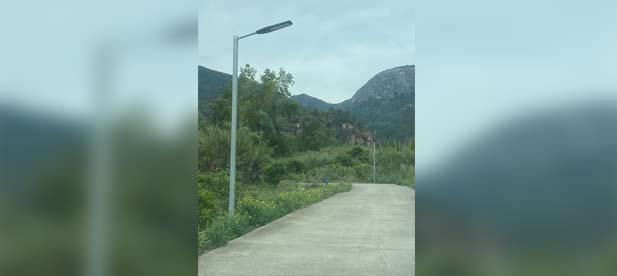 Expone que a los 79.000 euros obtenidos se ha sumado una inversión de 9.000 euros de fondos propios para instalar farolas con luminarias solares que permiten a los agricultores acceder a la zona de huerta con la caída de la tarde y fomentan el deporte