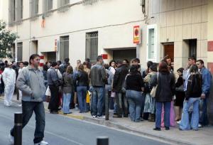 Siguen las colas de inmigrantes en Castellón.