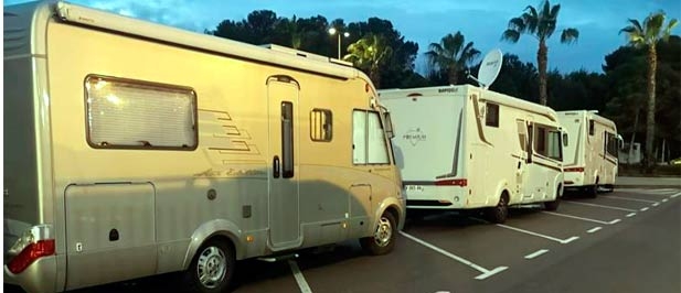 El concejal del PP, Vicente Guillamón ha vuelto a preguntar al equipo de gobierno municipal por la ordenanza fiscal que debería estar regulando el estacionamiento de autocaravanas en el parking junto al Planetario desde hace seis años.