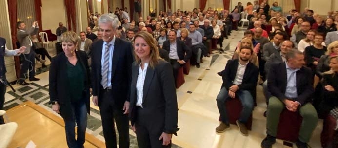 Adolfo Suárez junto a la secretaria provincial, Elena Ruíz-Vicente y la presidenta local del PPCS, Begoña Carrasco en el Real Casino Antiguo de Castellón.