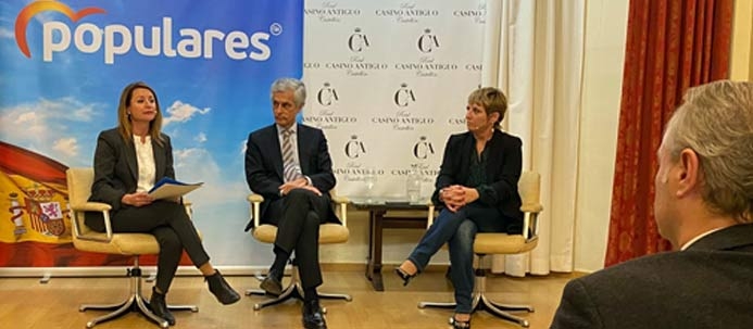 Adolfo Suárez Illan ha participado en una charla coloquio a la que han acudido más de 200 personas del tejido social y empresarial de la provincia.