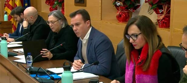 El portavoz del PP cuestiona que los concejales conviertan el ayuntamiento en punto de entrega de los paquetes de la multinacional. "Nos avergüenza que se utilice al ayuntamiento para estos fines"