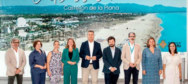 Begoña Carrasco y el conseller Vicente Martínez Mus sellan un protocolo en el Aeropuerto de Castellón para promocionar la ciudad con imágenes, vídeos y una gaiata. "Castellón no podía seguir sin aprovechar al máximo esta gran ventana al mundo"