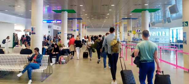 Agosto pulveriza las cifras excelentes registradas en julio. “Nunca antes se había aproximado la cifra de viajeros a los 45.000 usuarios. Debemos estar orgullosos. El éxito que celebra toda la provincia” contrasta “con el silencio atronador del PSPV”