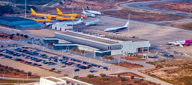 La cancelación de todas las rutas en un momento en el que la infraestructura debía ser "puntal del sector turístico es una muy mala noticia para los intereses de la provincia"