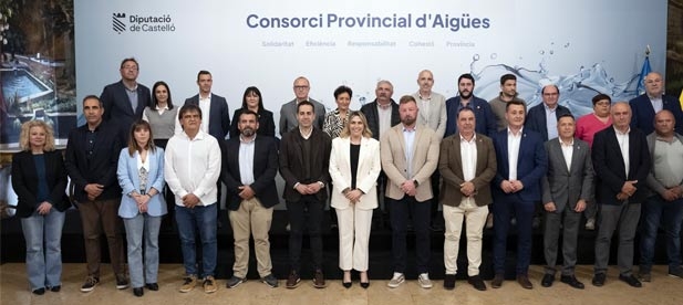 El Salón de Recepciones acoge la firma de los alcaldes de los primeros 24 municipios que formarán parte de la nueva entidad que busca coordinar el abastecimiento de agua potable en la provincia de Castellón.