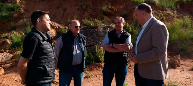 Aguilella se entrevista con el alcalde, Jesús Salvador, y su teniente de alcalde, Juanma Sanz, para evaluar el impacto “de un proyecto que permitirá poner en marcha un pozo de agua potable”
