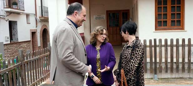 El secretario general del PPCS, Salvador Aguilella, se entrevista con la concejala del PP, Teresa Ibáñez, para conocer el impacto de la política útil del PP en las familias de la localidad