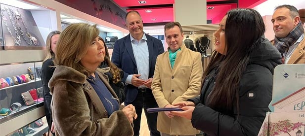 Desde el PP, ha señalado su portavoz Adsuara, "vamos a seguir trabajando codo con codo con estos autónomos que cada mañana levantan la persiana de su negocio con el deseo de hacernos la vida más fácil."