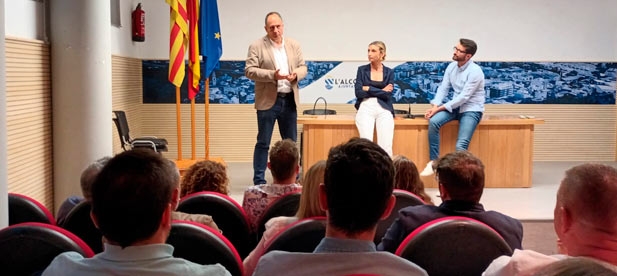 Generalitat Valenciana y Diputación Provincial han aprobado sendos acuerdos económicos con la patronal para inyectar liquidez. “El Gobierno de España ni está ni se le espera”, lamenta Aguilella