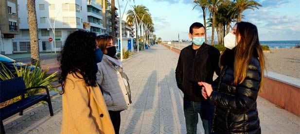 Agut lamenta que la indolencia hunda el desarrollo de la localidad. "La regidora de Urbanismo, Rosana Villanueva, lleva 7 años en el cargo y no sabemos a qué se dedica. Mi pueblo no merece este castigo"