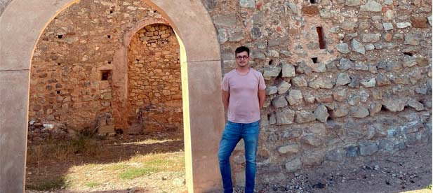 "En 2025 vamos a inyectar una cifra récord de 350.000 euros a este antiguo castillo que es una joya de nuestro pueblo", explica el alcalde, José Arenes.