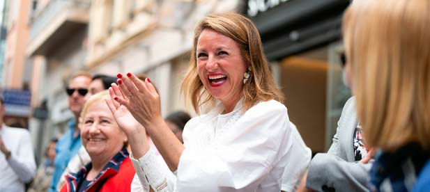 Carrasco ha asistido al desfile, protagonizado por cientos de niños y niñas en representación de entidades y colectivos festivos y culturales de la ciudad