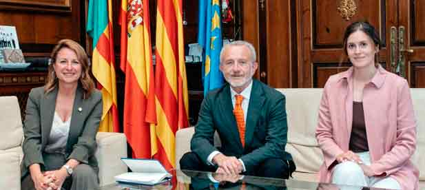 La alcaldesa, Bego&ntilde;a Carrasco, se re&uacute;ne con el presidente de la Academia de la Gastronom&iacute;a de la Comunidad Valenciana, Sergio Terol. 