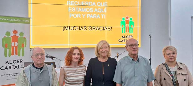 Adsuara, junto a los asistentes al "Guateque Saludable", celebrado en el Centro de Envejecimiento Activo, promoviendo el bienestar de las personas mayores a través de la música y el baile.