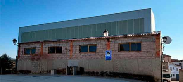 El alcalde de Cortes de Arenoso, Florencio Catal&aacute;n, explica que el proyecto ha permitido adem&aacute;s plantar un centenar de &aacute;rboles en la localidad para reducir en 18,6 toneladas el CO2 que se emite a la atm&oacute;sfera. "La sostenibilidad es el objetivo"