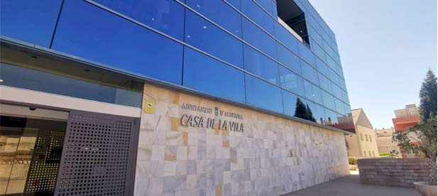 La falta de compromiso del PSOE y la indolencia de quien gobierna provoca que las transferencias del Estado a la localidad “estén desactualizadas”. “Somos más que en 2023, cuando se aprobó el último presupuesto, y pagamos mucho más”
