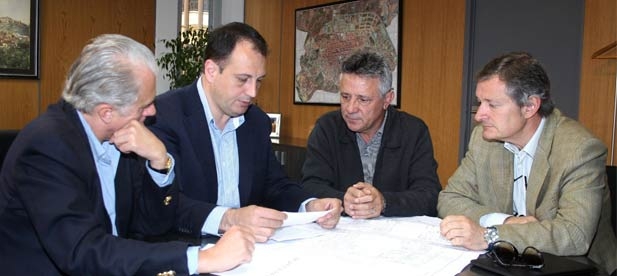 Los senadores castellonenses Vicente Aparici, Manuel Altava y Alfonso Ferrada han denunciado hoy el oportunismo pol&iacute;tico del socialista Enrique Navarro.