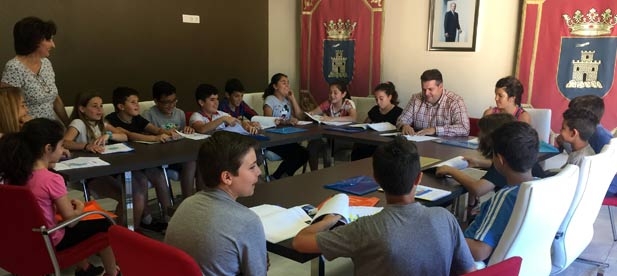 Alumnos de 3er. ciclo presentan al alcalde Ventura el estudio realizado.
