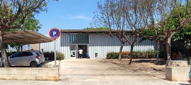 El municipio ha colgado una pancarta en el balcón del Consistorio con un contador que refleje los días que acumula de retraso la obra