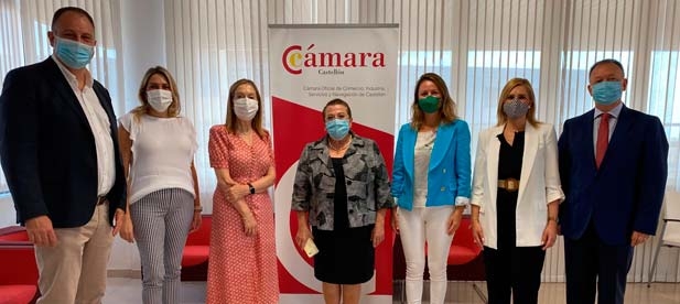 La vicesecretaria de Política Social, Ana Pastor, se entrevista junto a la presidenta del PPCS, Marta Barrachina, con la presidenta de la Cámara de Comercio, Lola Guillamón