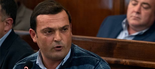 El diputado provincial acusa al PSOE de hundir "el turismo de sol y playa" porque no hay dinero "para nuestra costa pero sí para pagar el Gobierno más caro de la democracia"