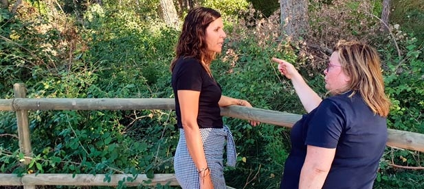 La portavoz adjunta del PPCS, Mª Ángeles Pallarés, escucha las demandas de la alcaldesa que pide actuar porque el pueblo evacua sus residuos en un barranco. “Es urgente que se active la inversión y se ejecute la obra”