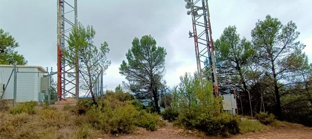 Como en el caso de Arañuel, Salines denuncia el abandono de las antenas de telefonía, la falta de conservación de los accesos a las infraestructuras y el abandono, en general, que sufre el interior.