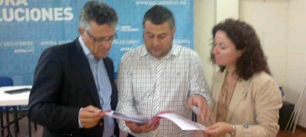 Los senadore Vicente Aparici y Araceli se han reunido con el concejal del ayuntamiento de Alcora, Vicente Mateo para mostrar su apoyo al municipio con los temas pendientes por resolver.