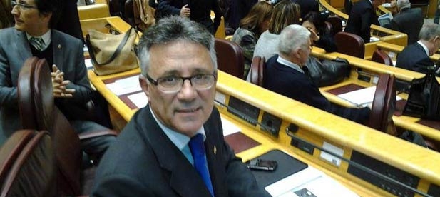 El alto coste del agua y las emisiones contaminantes de las plantas de desalaci&oacute;n las hacen actualmente inviables para el senador castellonense.