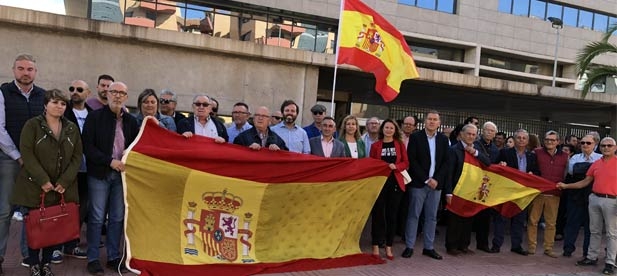 Barrachina: "El PP siempre estará al lado de los que se juegan la vida todos los días por defendernos y por garantizar la Ley y la Constitución"