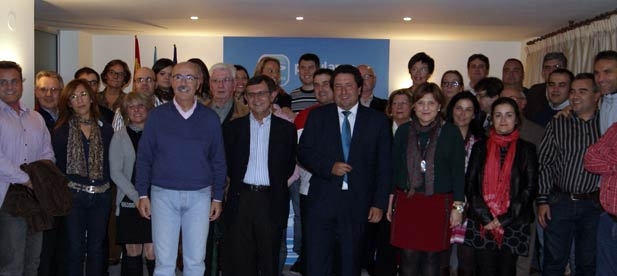 Ante más de un centenar de afiliados y simpatizantes que han abarrotado la sede, Casanova ha renovado su compromiso con el PP de Almazora