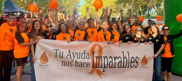 Clara Adsuara muestra el apoyo del Ayuntamiento y reclama más investigación para avanzar en la cura de la leucemia.