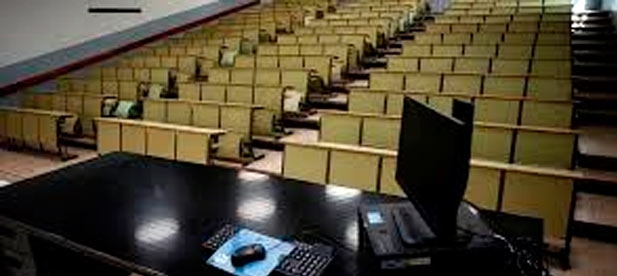 El Consell ha dejado en el limbo el futuro de cientos de universitarios