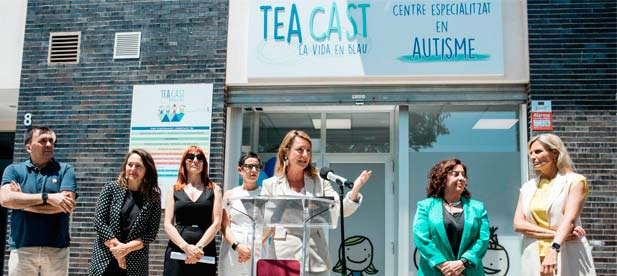 La alcaldesa Begoña Carrasco, junto a autoridades y representantes de Teacast, en la presentación del nuevo centro especializado en atención temprana para niños con autismo en Castellón.