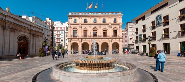 Redondo ha pedido a Amparo Marco, que "explique por qué, si no los necesitaban para nada, se gastaron más de 3.000 euros en dos teléfonos de alta gama que ahora han terminado cogiendo polvo en un cajón por vergüenza"