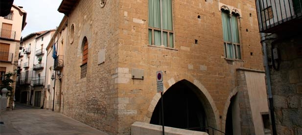 El portavoz del PP, Jesús Lecha, exige al alcalde que deje de utilizar los recursos de todo el municipio como si fuera un cortijo. "El ayuntamiento no es la sede del PSOE"
