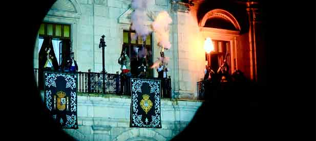 La plaza Mayor se vuelca con la Enfarol&agrave; del Fadr&iacute; en una noche de tradici&oacute;n y p&oacute;lvora