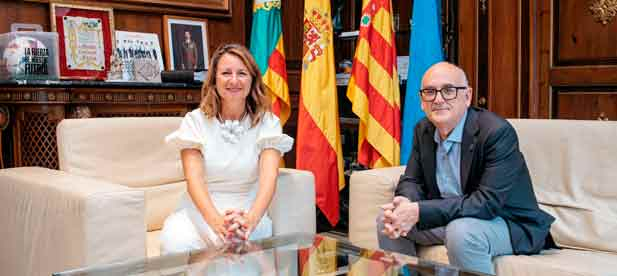 "La colaboraci&oacute;n entre ambas entidades nos permite incorporar conocimiento, innovaci&oacute;n y talento a las pol&iacute;ticas municipales y avanzar hacia una sociedad m&aacute;s solidaria y cohesionada", destaca la alcaldesa.