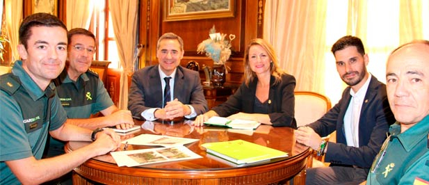 El Coronel de la Guardia Civil, Ángel Gil Redondo, ha trasladado a la alcaldesa los detalles del acto para el 12 de octubre y que los castellonenses podrán disfrutar este año en el corazón de la ciudad.