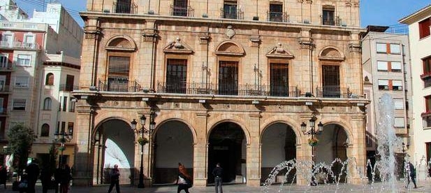 Carrasco denuncia que "el equipo de gobierno municipal siga en la Fase 0". "Los vecinos que se han desplazado hasta las dependencias municipales denuncian que la puerta sigue cerrada, como ocurre también por ejemplo con la puerta de la Basílica del Lledó"