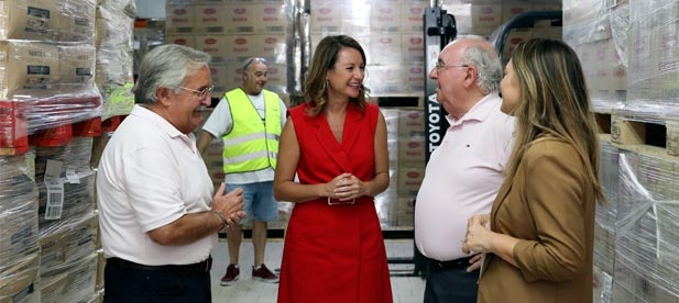 La primera edil visita las instalaciones de la carretera de Borriol y se compromete a “trabajar codo con codo en proyectos innovadores como el del economato, con el que se busca dignificar aún más el reparto de alimentos”
