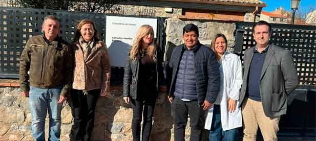 Examina con la dirigente territorial el consultorio auxiliar del municipio &ldquo;porque nuestros pueblos merecen tanto como las grandes ciudades&rdquo;, afirma Su&aacute;rez. La reuni&oacute;n permite &ldquo;escuchar y seguir mejorando cada d&iacute;a&rdquo;.