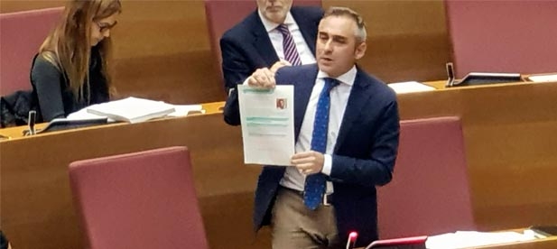 Barrachina (PP) reproduce en Les Corts un artículo de opinión del hoy director general investigado que bajo el título "Imputados" exigía el cese de los cargos políticos imputados
