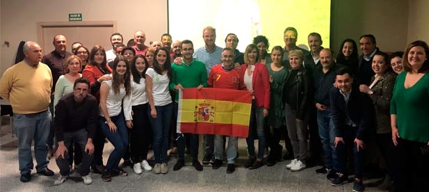 Los populares se reúnen para disfrutar del partido de fútbol España-Malta