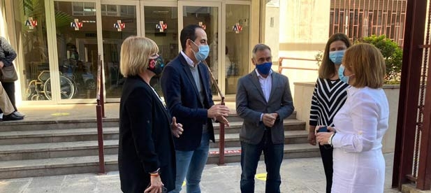Los populares denuncian cierres como el del ambulatorio de Torrehermosa de Vila-real o el recorte en 11.000 médicos menos en la Comunitat Valenciana