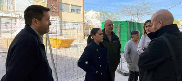 La concejala de Vivienda, Ester Giner, visita el Grupo Mar Mediterr&aacute;neo en el Grao donde 16 viviendas se beneficiar&aacute;n del esta programa de rehabilitaci&oacute;n.