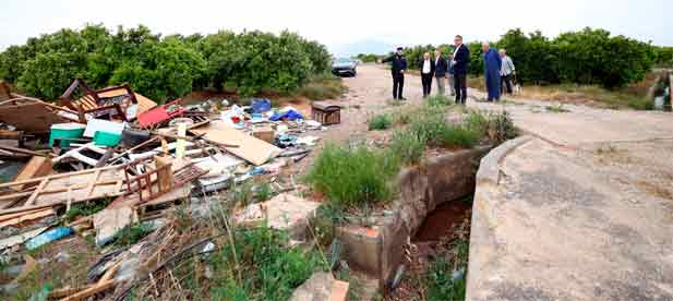 El Ayuntamiento otorga un plazo de 10 d&iacute;as a los responsables para retirar la basura mediante gestor autorizado e identificar al responsable del vaciado 